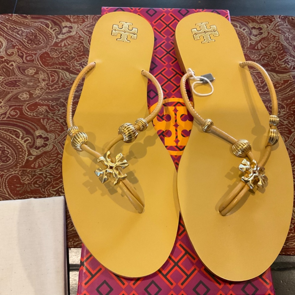 TORY BURCH Goldenrod Capri Thong Sandals Size 7.5 MSRP$268, BNIB, must h… - Picture 2 of 4